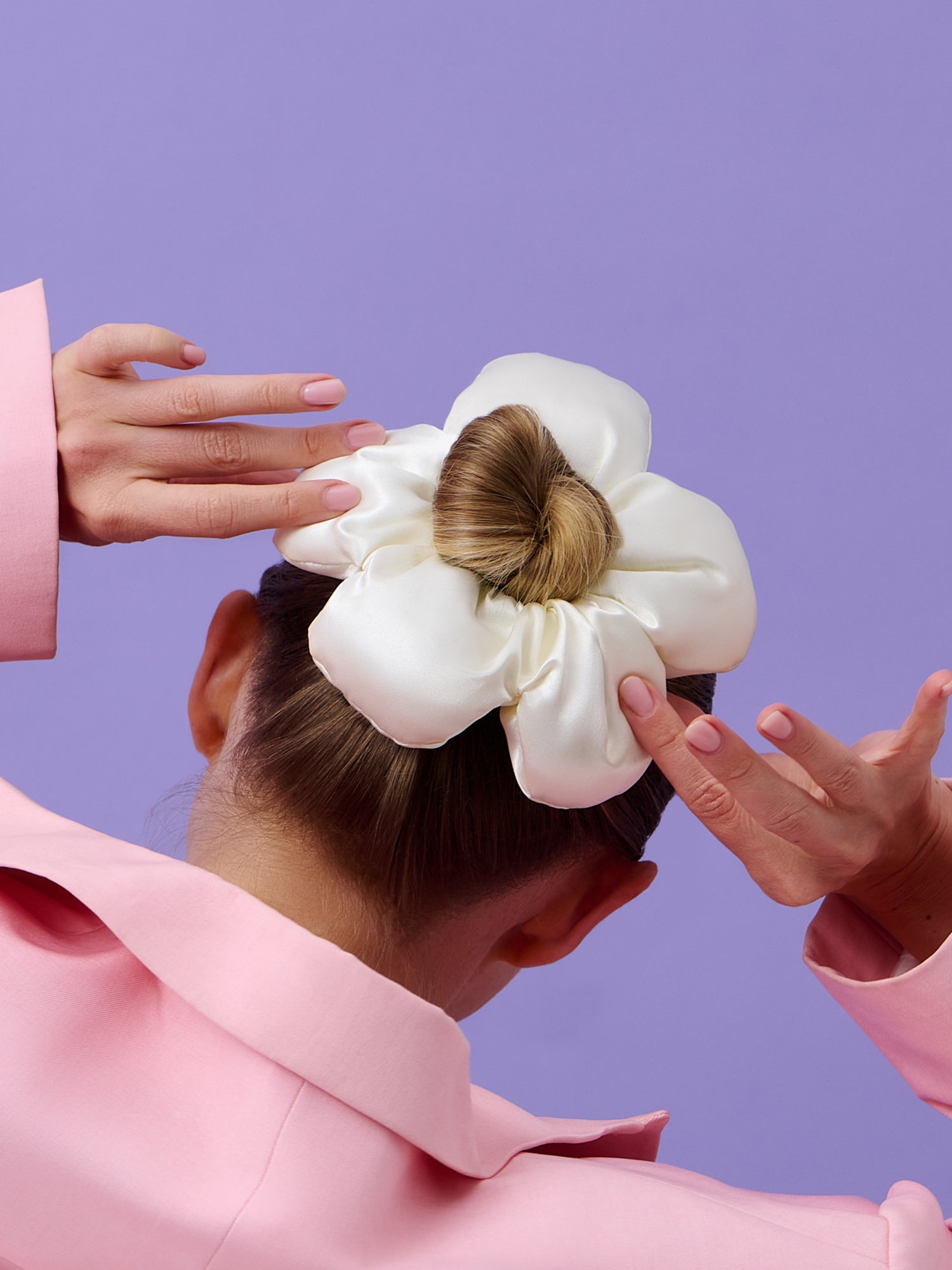 SCOOPS Beauty Flower Scrunchie 2-Pack, Black & Beige Flowers