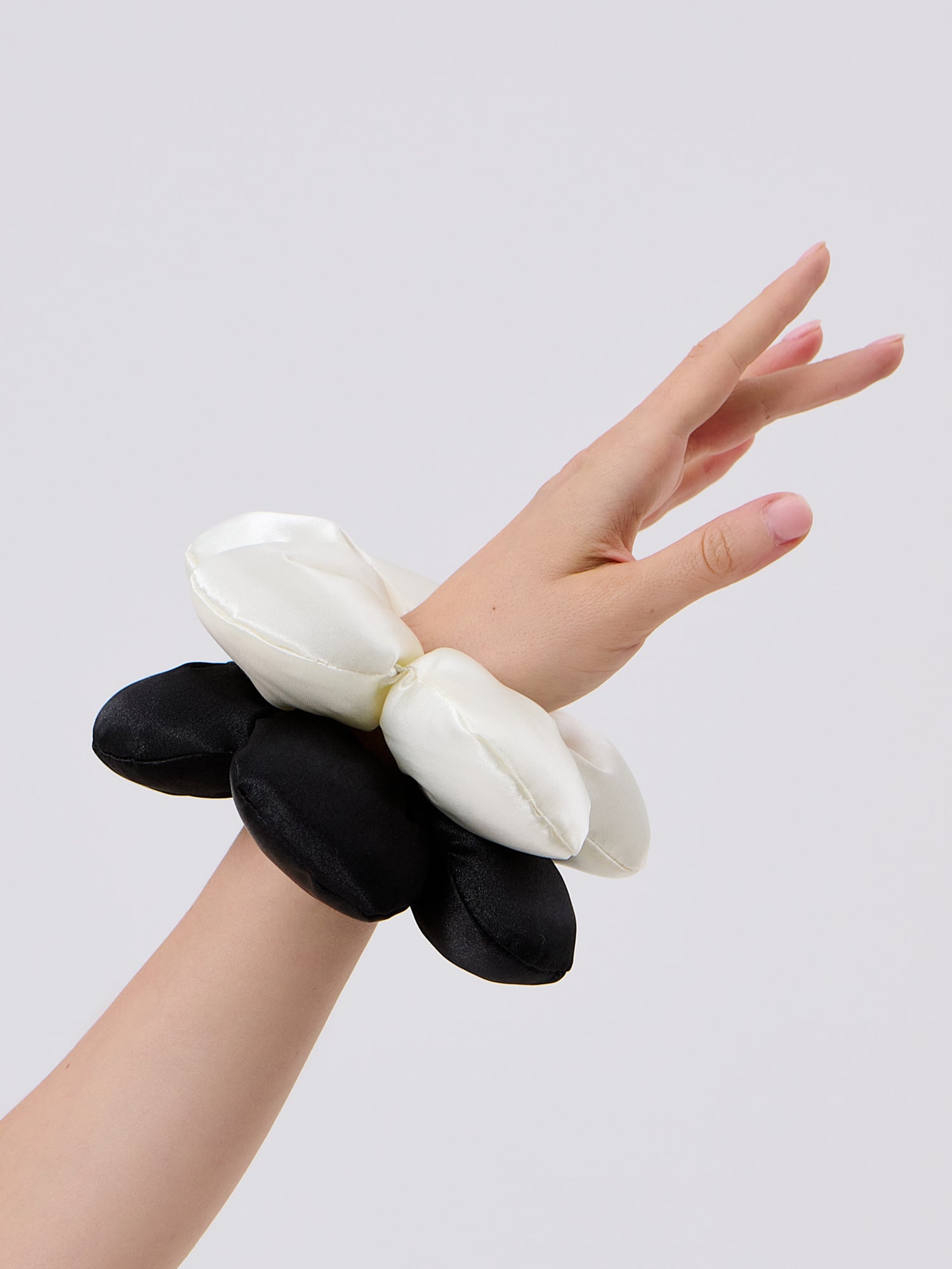 SCOOPS Beauty Flower Scrunchie 2-Pack, Black &amp; Beige Flowers